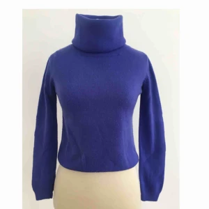  - Polotröja i 100% cashmere  Märke: MNC Storlek: S/M Skick: Mycket gott. Använd endast en gång.  Pris: 400 kronor eller bud. Frakt: Betalas av köparen.  