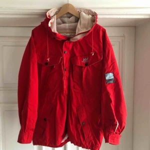  - Helly Hansen Fjäll Anorak från 90-talet i trevligt skick. Kan hämtas i Uppsala eller skickas mot fraktkostnad 