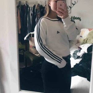  - Superskön adidaströja som gett mig mycket kärlek! Ligger tyvärr bara i garderoben och den förtjänar att användas mer, snygga stripes som följer med runt halsen och över på andra sidan. Bra skick! 