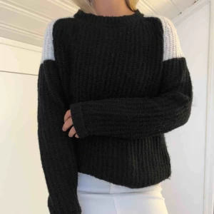  - Jätteskön stickad tröja.