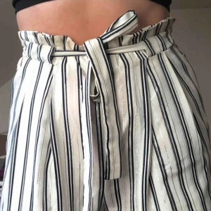  - snygga randiga culotte byxor i suuuperhärligt material från zara strl s. De är dock typ silver trådar (???) som försvunnit på vissa ställen, ser inte konstigt ut men på nära om man tänker på det märker man dom!! Annars superduperfina!!