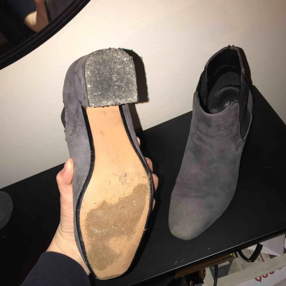 Gråa skor från HM, använda relativt mycket för ca 1-2 år sedan. Kan mötas upp i Stockholm, kan även skickas via post. Köparen står för frakten. Skor.