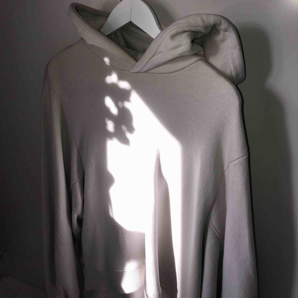 Beige oversized hoodie från H&M. Bara använd ett fåtal gånger, inga slitningar alls! . Huvtröjor & Träningströjor.