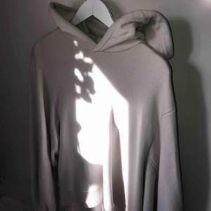 Beige oversized hoodie från H&M. Bara använd ett fåtal gånger, inga slitningar alls! 
