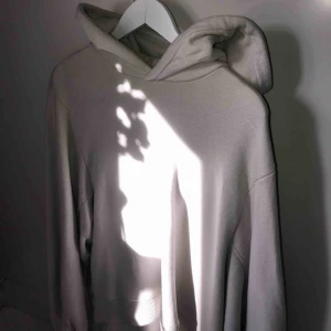  - Beige oversized hoodie från H&M. Bara använd ett fåtal gånger, inga slitningar alls! 