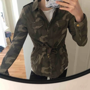  - Vårjacka, väldigt snygg, pris kan diskuteras!! Fraktar 