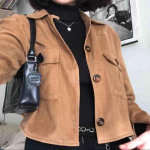  - Skitsnygg ljusbrun vårjacka! Ganska kort modell med knappstängning. Tunn