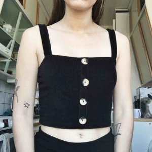  - Linne från Gina Tricot, står storlek M men jag på bild har xs-s vanligtvis, tight modell alltså. Frakt inkluderat i pris