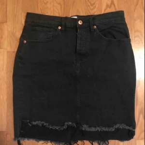  - Jättefin jeanskjol. Nästan helt oanvänd.