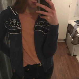  - Hoodie med dragkedja i fint skick.  Köparen står för frakt