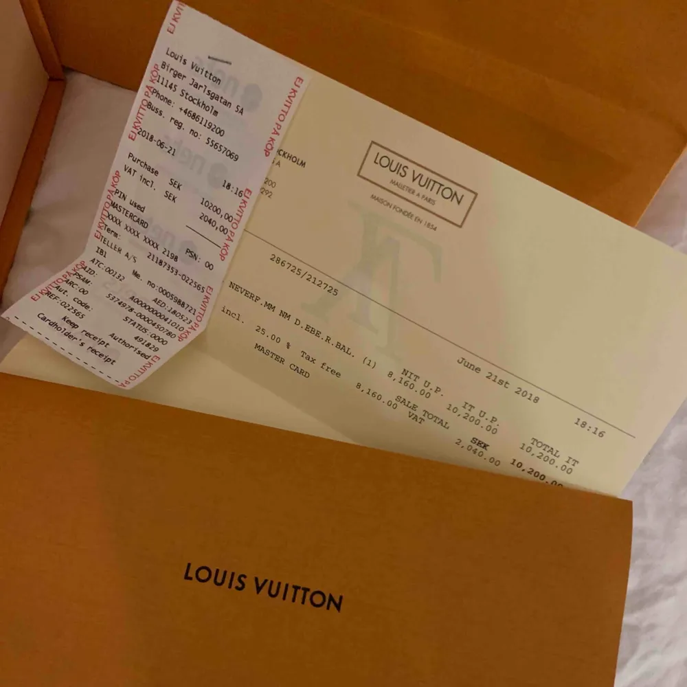 Säljer min knappt använd Louis Vuitton. Köpte den i somras, den är som ny har använd den endast 2-3 gånger. Köpte den i Stockholm, kvittot finns. Ny pris 10200kr  Pris kan diskuteras vid snabb affär. . Väskor.