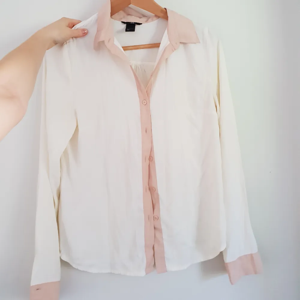 Skjorta i fint material, vaniljvit med rosa detaljer! . Skjortor.
