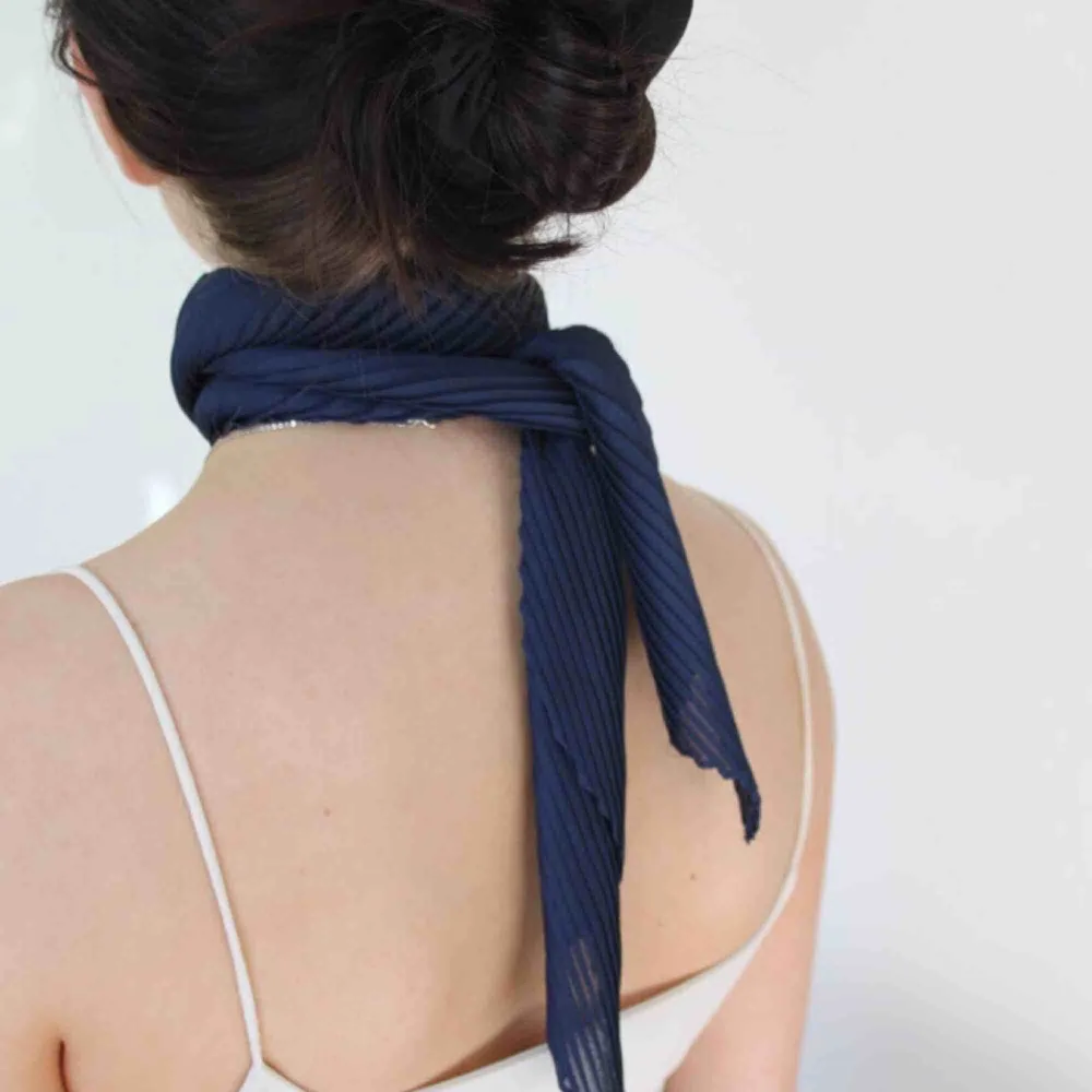 Så fin marinblå sjal som man kan använda på flera sätt!. Accessoarer.