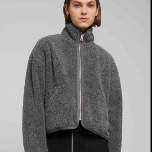  - Frigg Pile Jacket från Weekday! Stor i storleken så mer som en S. Bara använd ett par gånger. Nypris: 600kr