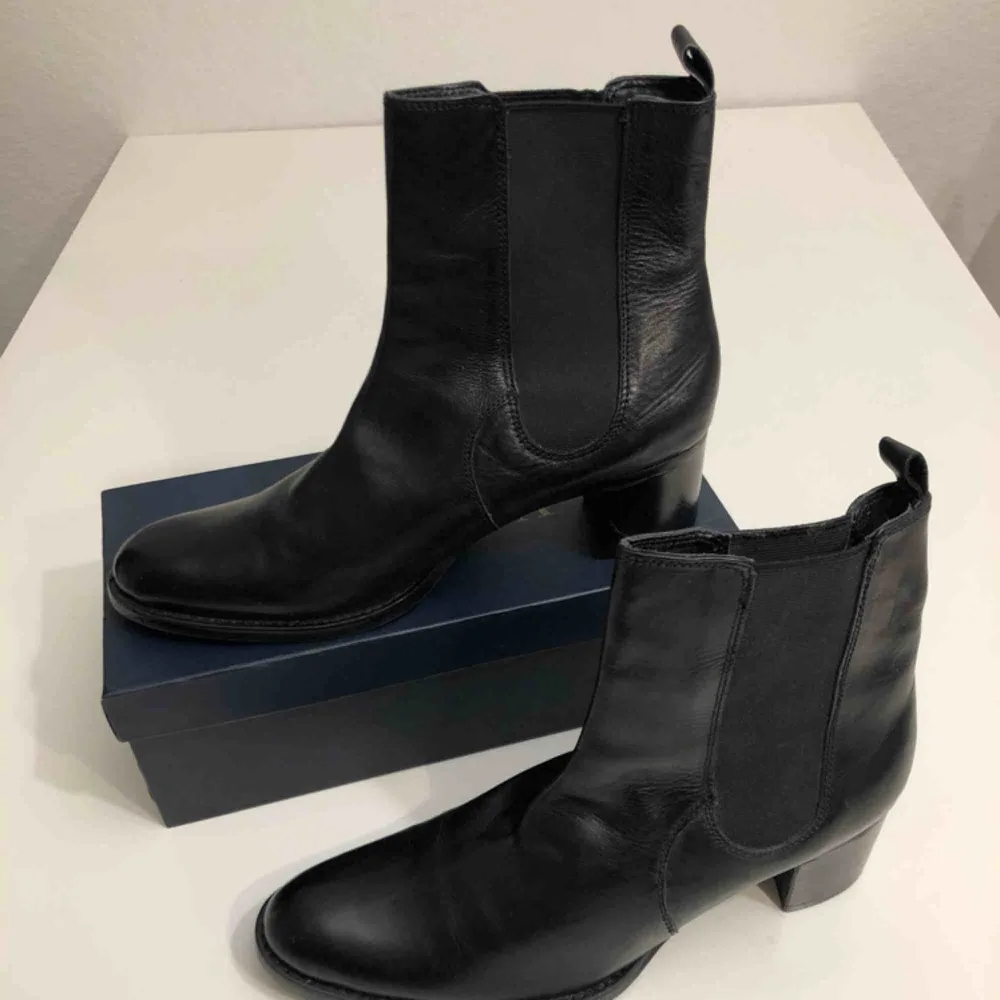 Nya, aldrig använda Rizzo boots i äkta läder. Tidlösa, klassiska och för alla tillfällen. Klack 5 cm, dra på modell, lite högre skaft. För små för mig :(. Skor.