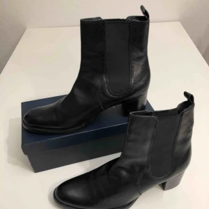  - Nya, aldrig använda Rizzo boots i äkta läder. Tidlösa, klassiska och för alla tillfällen. Klack 5 cm, dra på modell, lite högre skaft. För små för mig :(