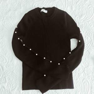 Stickad tröja från Zara med pärlor längst ärmen, endast använd en gång. Storlek M men passar XS/S.
