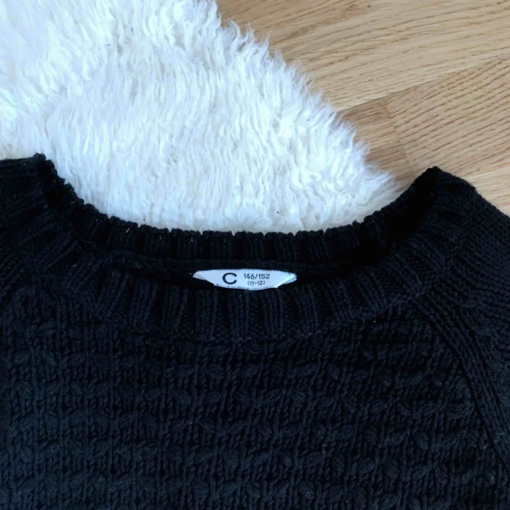 En svart stickad tröja! Barnstorlek 146/152 men skulle säga att det är typ en XS! Kostar 70kr (fri frakt!!)💖. Stickat.