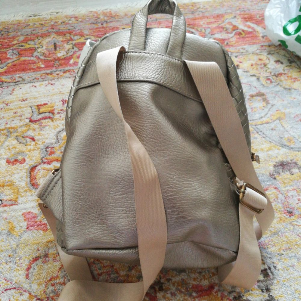 Mini ryggsäck i bronsguldig färg! Sällan använd. . Väskor.