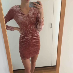  - Klänning i rosa polyester. Använd en gång. 