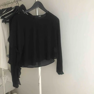  - Bra skick, använd två gånger. På ärmärna ”ruffle” detaljer. Blusen är storlek XS men jag brukar ha S oftast och den passar bra ändå. 