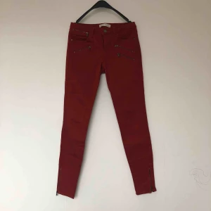  - Superfina jeans/byxor från Zara med detaljer✨Endast använts 2 gånger,nyskick✨ säljer pga inte min stil längre😊