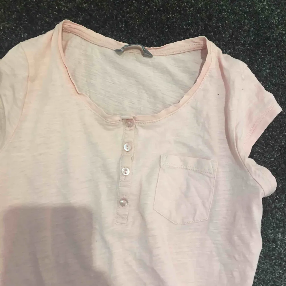 En rosa t-shirt med ett litet hål! Köparen betalar frakten :) betalas med swish. Toppar.