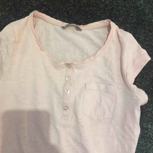  - En rosa t-shirt med ett litet hål! Köparen betalar frakten :) betalas med swish