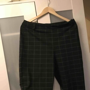  - Rutiga kostymbyxor köpta på Vera Moda. Använda max 5 gånger. En fakeficka på höger sida. Frakt tillkommer.