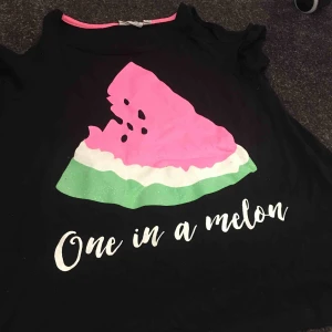  - En t-shirt med tryck och text! Köparen betalar frakten :) betalas med swish