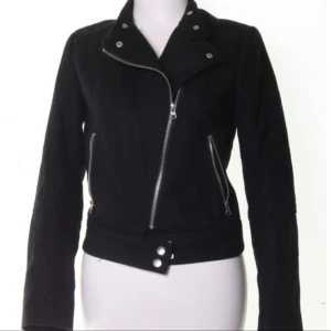  - Svart bikerjacka från H&M i storlek 34 🌸