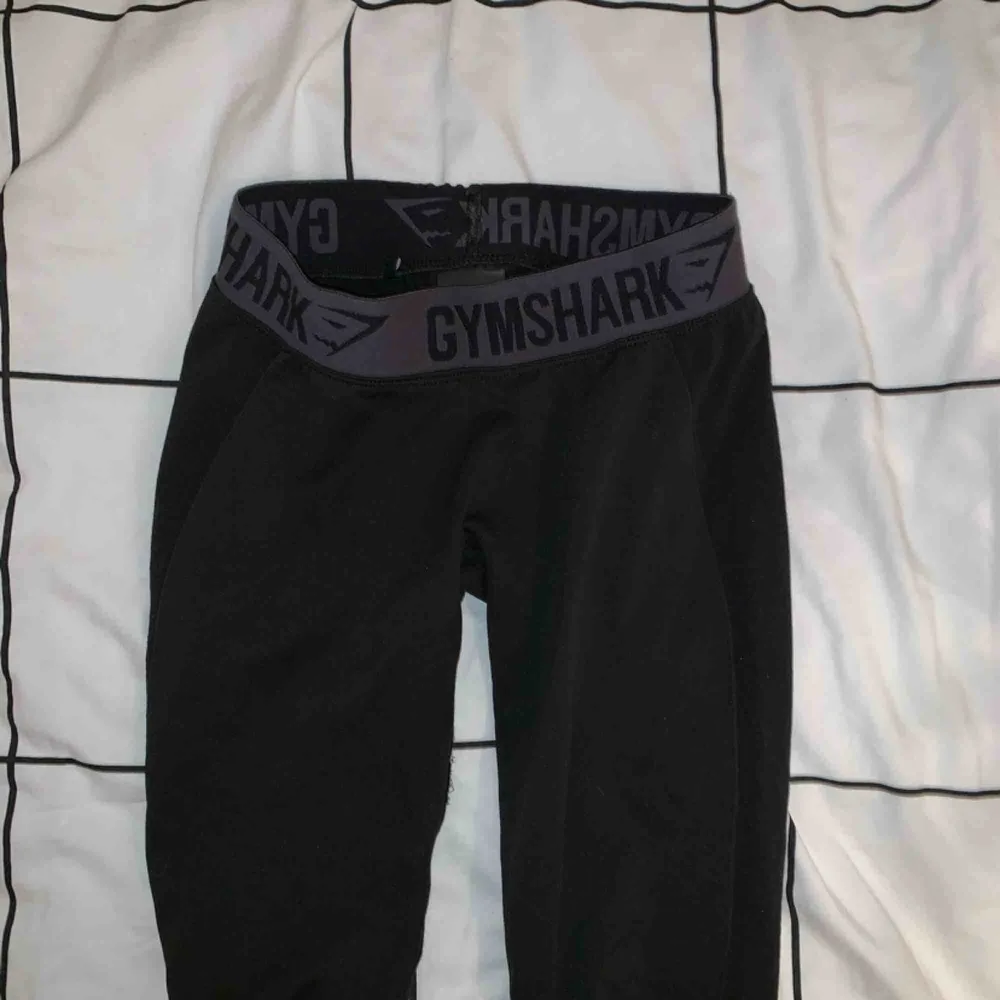 Gymshark flex leggings, black/svart. Populära som ej längre finns kvar att köpa på hemsidan! Använda endast 2 gånger, så precis som nya. Tar swish! . Jeans & Byxor.
