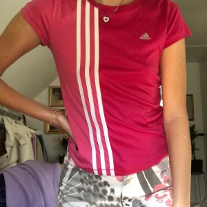 Adidas top! - Säljer denna riktigt snygga Adidas topp i strl M, passar även en S beror på hur man vill att den ska sitta! 130kr, fri frakt!<3