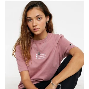 Champion triple script - Säljer nu min jätte fina T-shirt från champion som jag köpte i Paris förra året, den är nu slutsåld de flesta ställena så tänkte sälja mig då de inte kommer till användning🥰 knappt använd! Köparen står för frakt. Buda gärna🥰