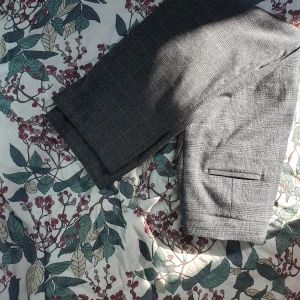 Plaid kavajbyxor - Säljer nu mina nyköpta plaid kavajbyxor från Mango, då de var lite långa för mig som är 167cm. Köpta för 599kr och använda 1 gång, ett riktigt kap för 350kr. Perfekta för en preppig skolstil nu till hösten! Storlek 40, och passar bra runt midja/höfter på mig som är 29/30 i jeans storlek.