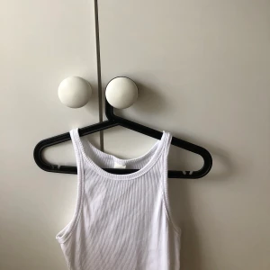 vitt linne - Säljer mitt nya trendiga vita linne som bara kommit till använding en gång då jag tappade bort mitt förra som nu är hittat 😅