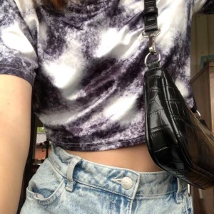 Tie dye croptop - Tiedye tröja i svart och vitt. Aldrig använd tidigare🥰 Säljer då den kom i ett tvåpack! Buda i kommentarerna eller skriv privat💕