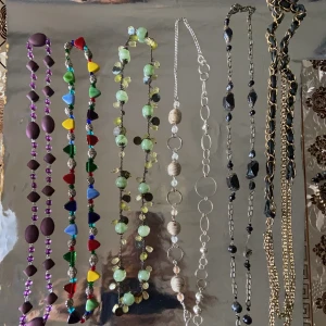 Halsband - Säljer massa halsband både i väldigt fint skick och vissa välanvända. Någon enstaka gått sönder som man lätt kan laga. Dessa kan man även göra om till massa andra modeller om man har idéer 🥰🙂🙂 meddela mig om vilka du vill köpa och kom med bud. Köparen står för frakten. 