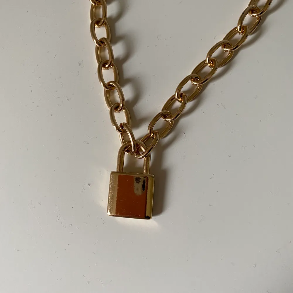 Säljer detta halsband med kedja och lås 🔒 Använt en gång och sedan bara legat i mitt smyckesskrin och tagit upp plats. Frakten går på 22:- . Accessoarer.