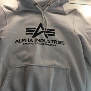 Aplha hoodie - Vit alpha hoodie köpt utomlands, ej äkta!✨.                 Lite av färgen har gått bort på metallen runt snörena annars i bra skick :) Är som en oversized s