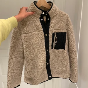 Mysig teddy jacka - Teddy jacka ifrån H&M i strl M. Den är normal i strl. Väldigt skön att ha på sig. (Det är många som är interesserade av jackan så buda gärna om ni fortfarande är interesserade!)💓 Frakten ligger på 63kr. Ledande bud: 350+ frakt