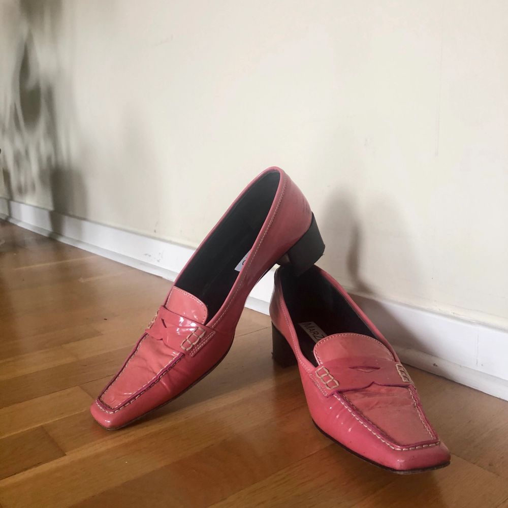 lackade rosa loafers från Marzio använda ett fåtal gånger . Skor.