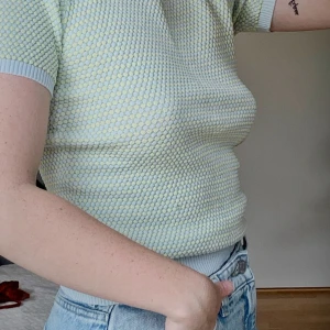 Pastell topp från Zara  - Pastell topp från zara som jag inte använder nog ofta för att behålla. Alltså bara använd ett fåtal gånger ✨ Väldigt töjbar så den kan se liten ut i första ögonkastet. Vad jag vet finns den inte i butik längre!! Pris går att diskutera!!🌿 (frakt tillkommer)