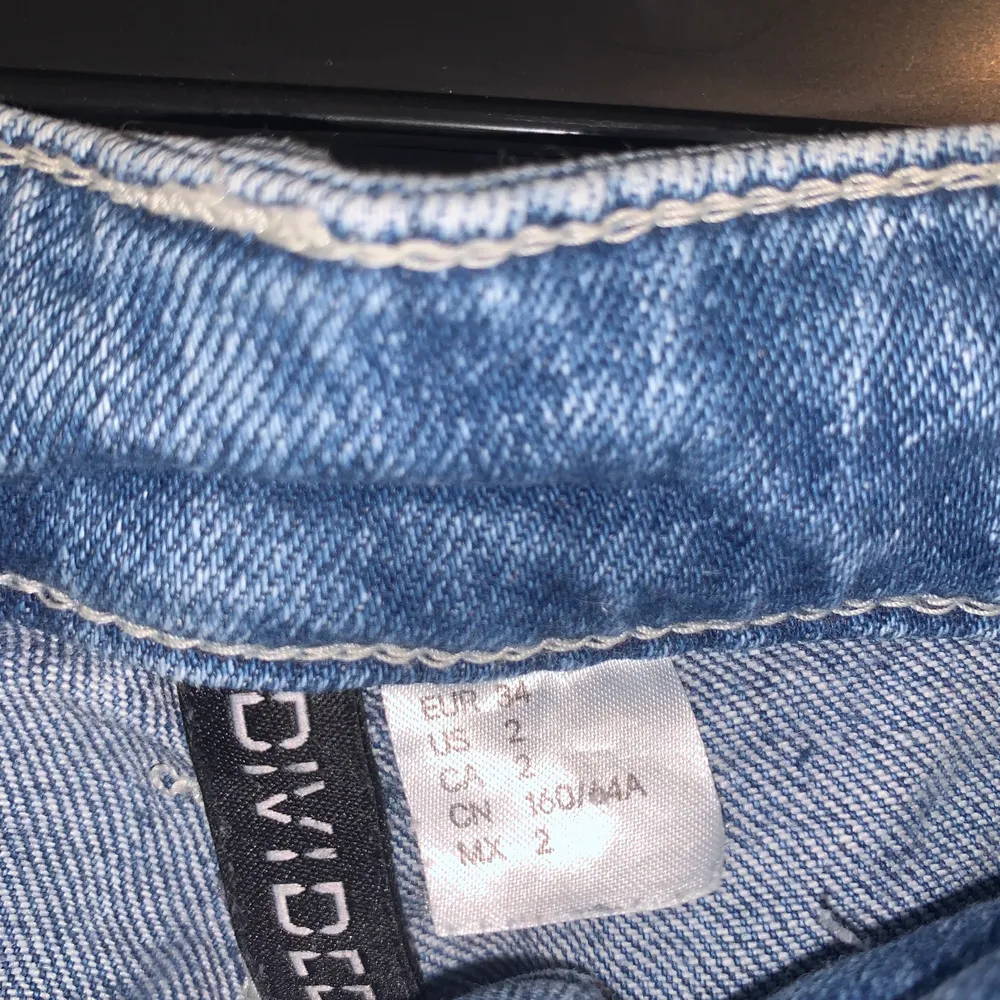 Ett par blåa pösiga jeans från hm som är i stl 34. Skulle säga att storleken passar in bra och de är sällan använda!🥰. Jeans & Byxor.