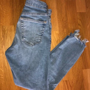 Topshop jeans  - Jeans som är oanvända. Passar någon som har längden 158 cm till 162 cm bäst , pga längden på jeansen. 