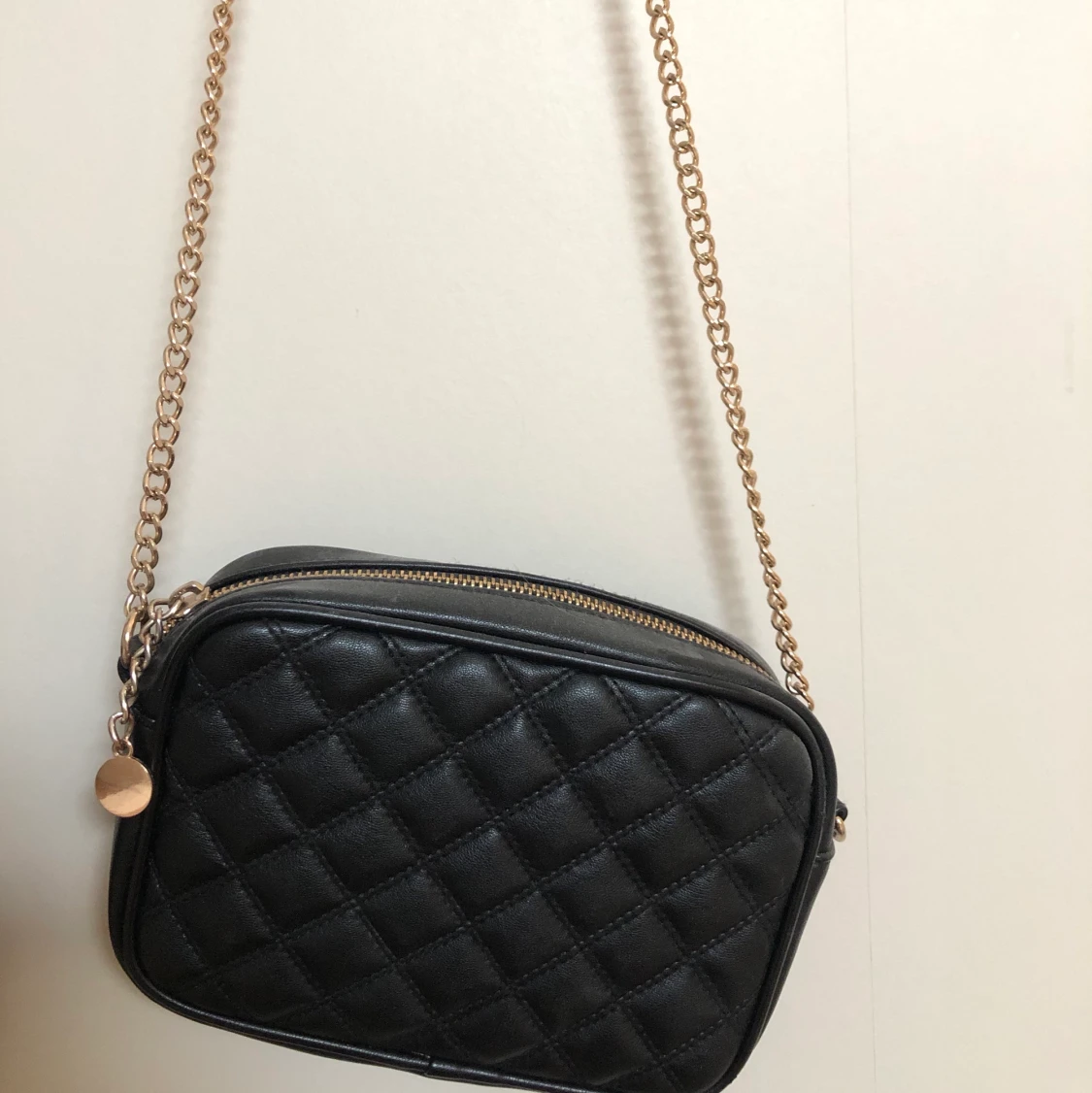 svart väska med gulddetaljer  - 91