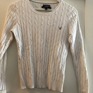 Vit kabelstickad gant-tröja - En superfin knappt använd Vit kabelstickad gant-tröja. Storlek S. Bra pris vid snabb affär! 
