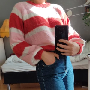 Sweatshirt - Randig sweatshirt från Vero Moda, aldrig använd så är i jättebra skick! Frakt tillkommer på 44 kr 🤍 pris går att diskutera!