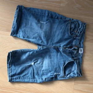 Shorts  - Längre shorts med små slitningar här och var, tror det är storlek S, men skulle lika väl kunna passa en M