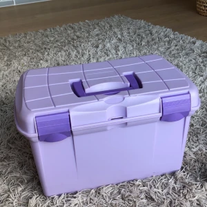Ryktarlåda - Lila ryktarlåda ca) 20x30x28. Grått utrymme för småsaker som kan tas bort